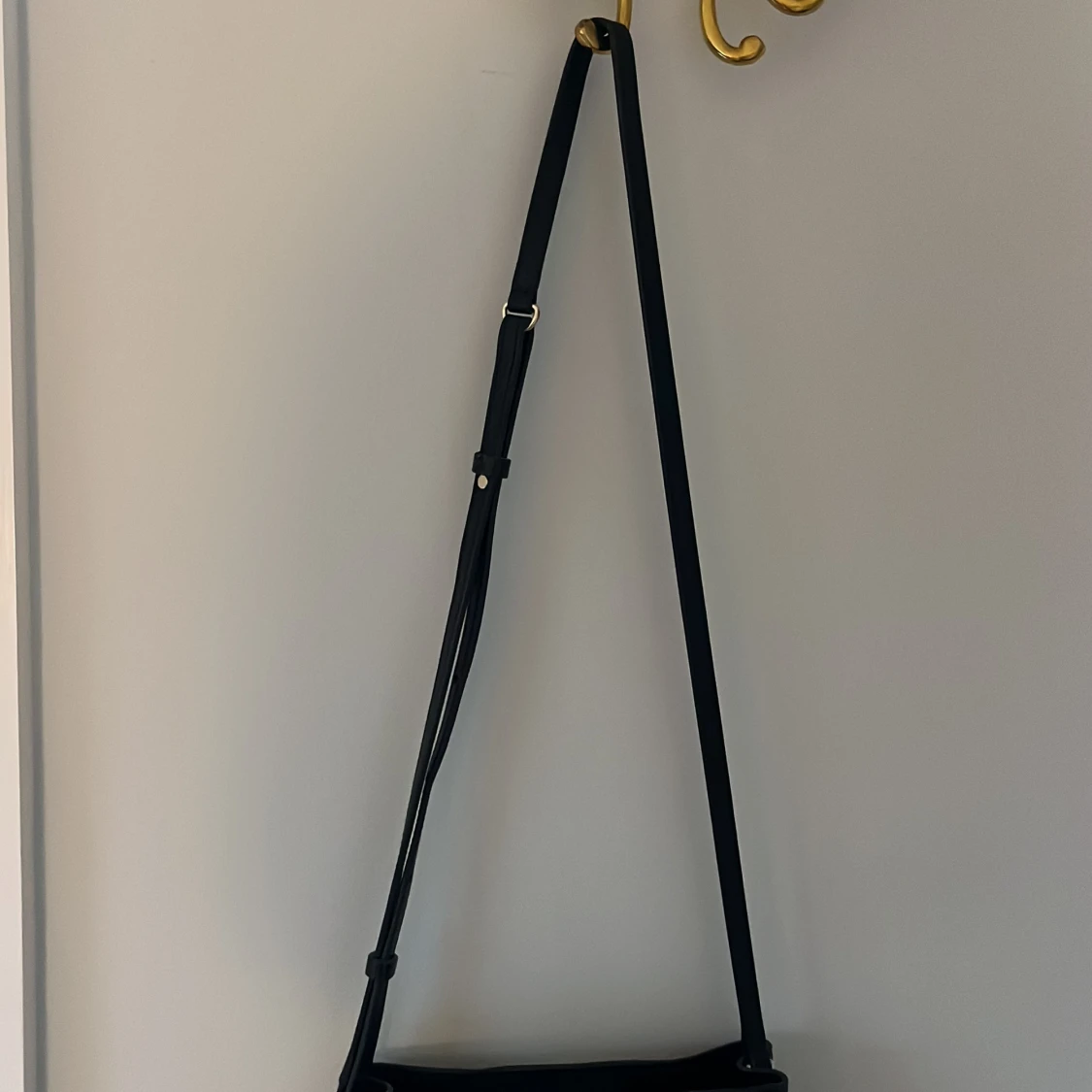 Svart axelväska med fransar från Maje - 4