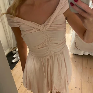 Rosa klänning - Gullig rosa kort klänning, man kan välja att ha banden off shoulder, lite snett uppåt eller helt uppåt - använd endast 1 gång