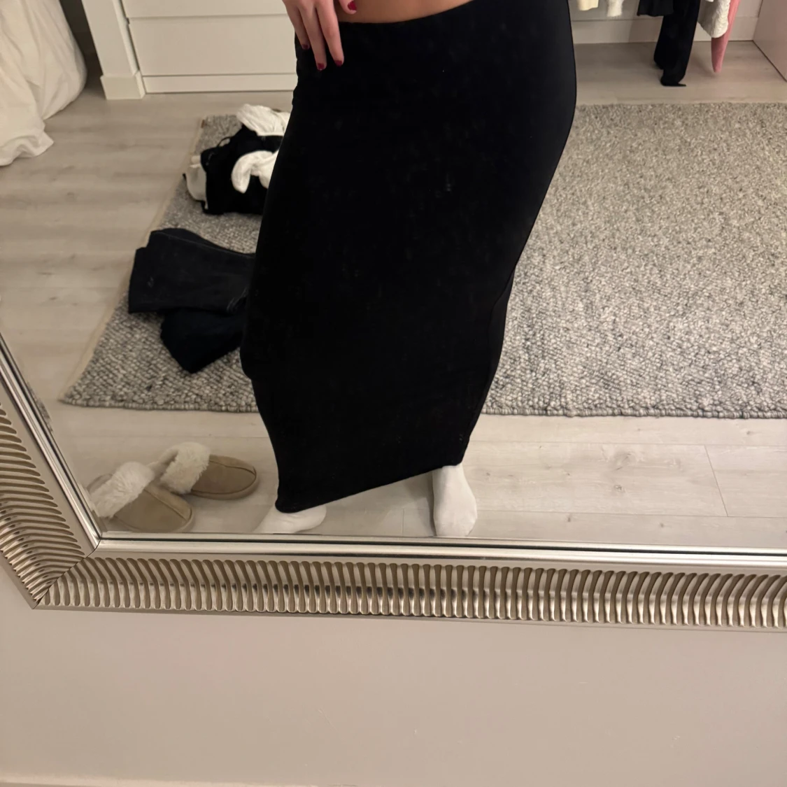 Svart långkjol i mjukt material - 1