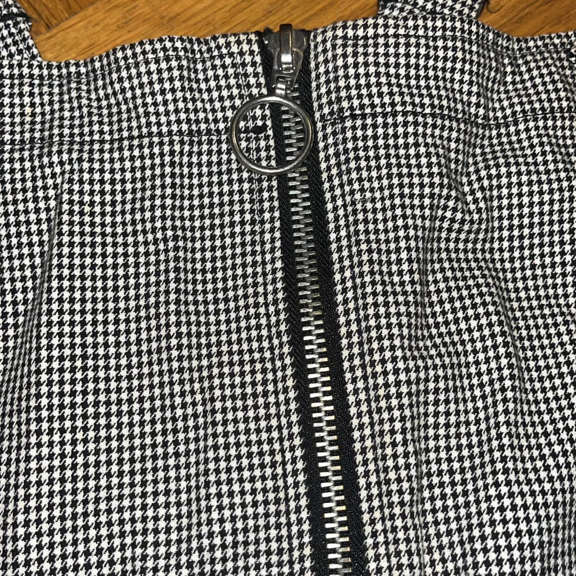 Svartvit rutig hängselklänning med dragkedja - 1