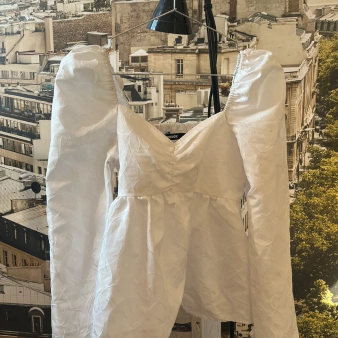 Vit blus med puffärm från Bik Bok