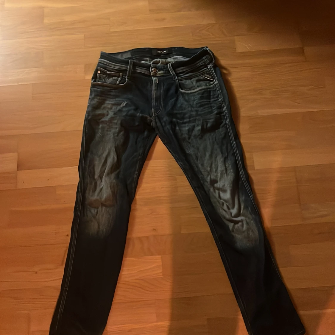 Mörkblå Replay jeans med slitningar