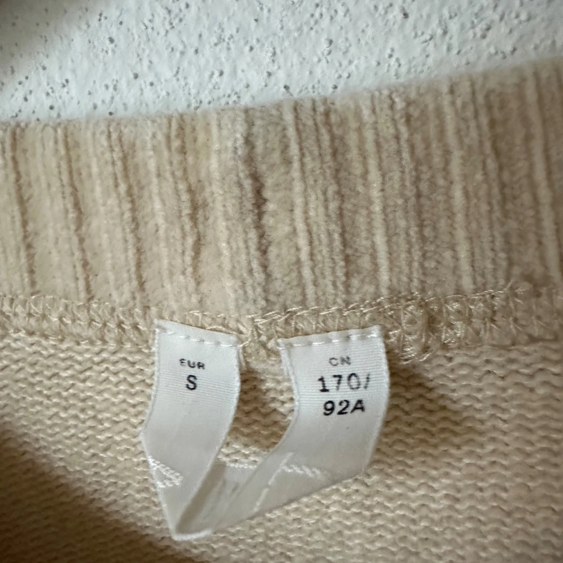 Beige stickad tröja från Arket - 2