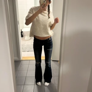 Ultra low waist jeans - Säljer ett par ultra low waist jeans från ginatricot 14+ storlek Xs Tall❤️ de är uppsydda 1,5-2cm så de är ungefär som vanliga +3cm. Tyget finns kvar och går att sprätta upp men de är slitna lägst ner pga att jag har gått på dem men förövrigt fint skick då de inte använts mycket!🥰 172cm för preferens!