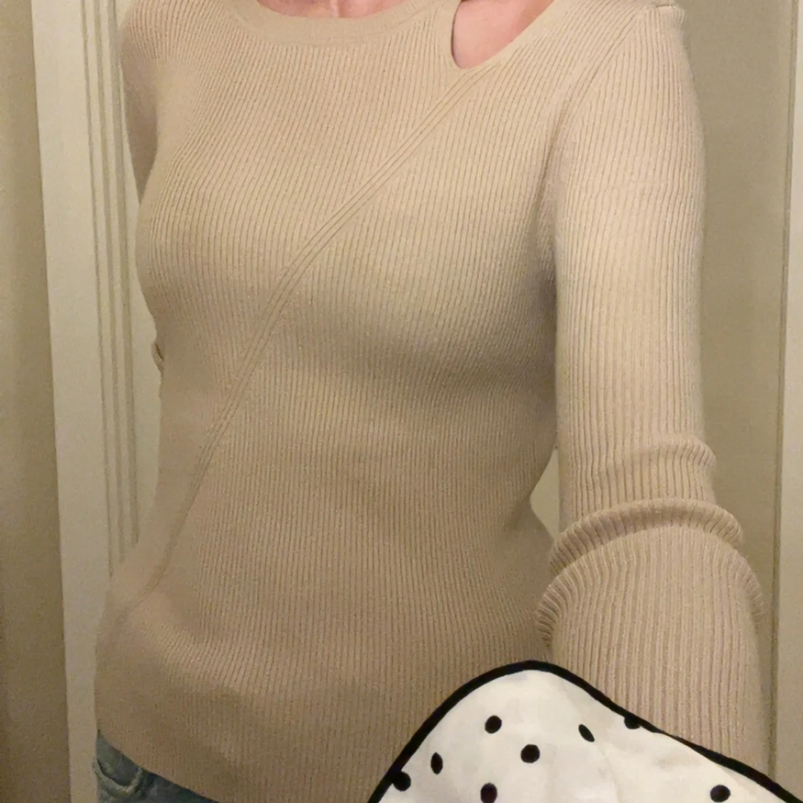 Beige ribbad tröja med cut out-detalj - 1