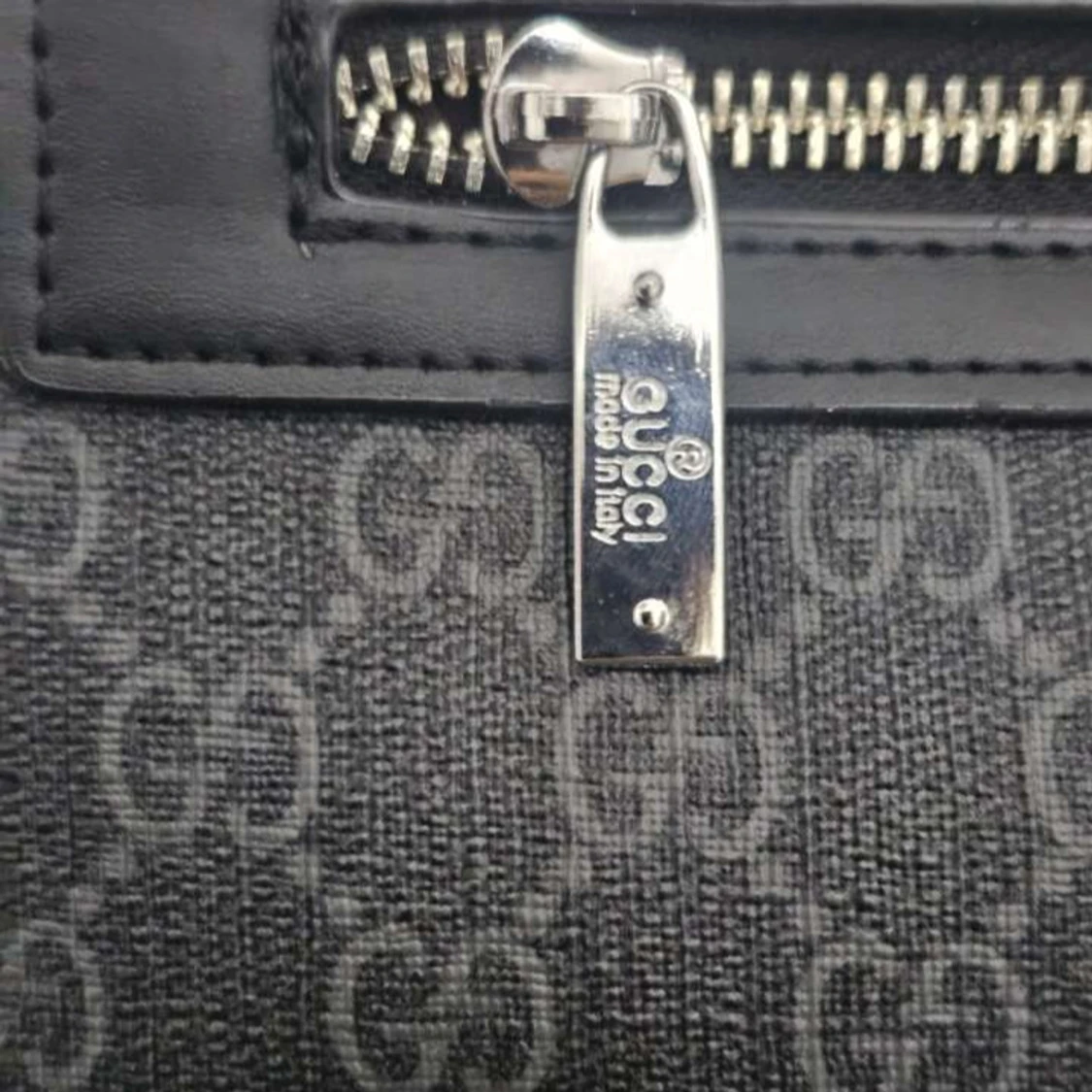 Svart axelväska från Gucci med monogram - 1