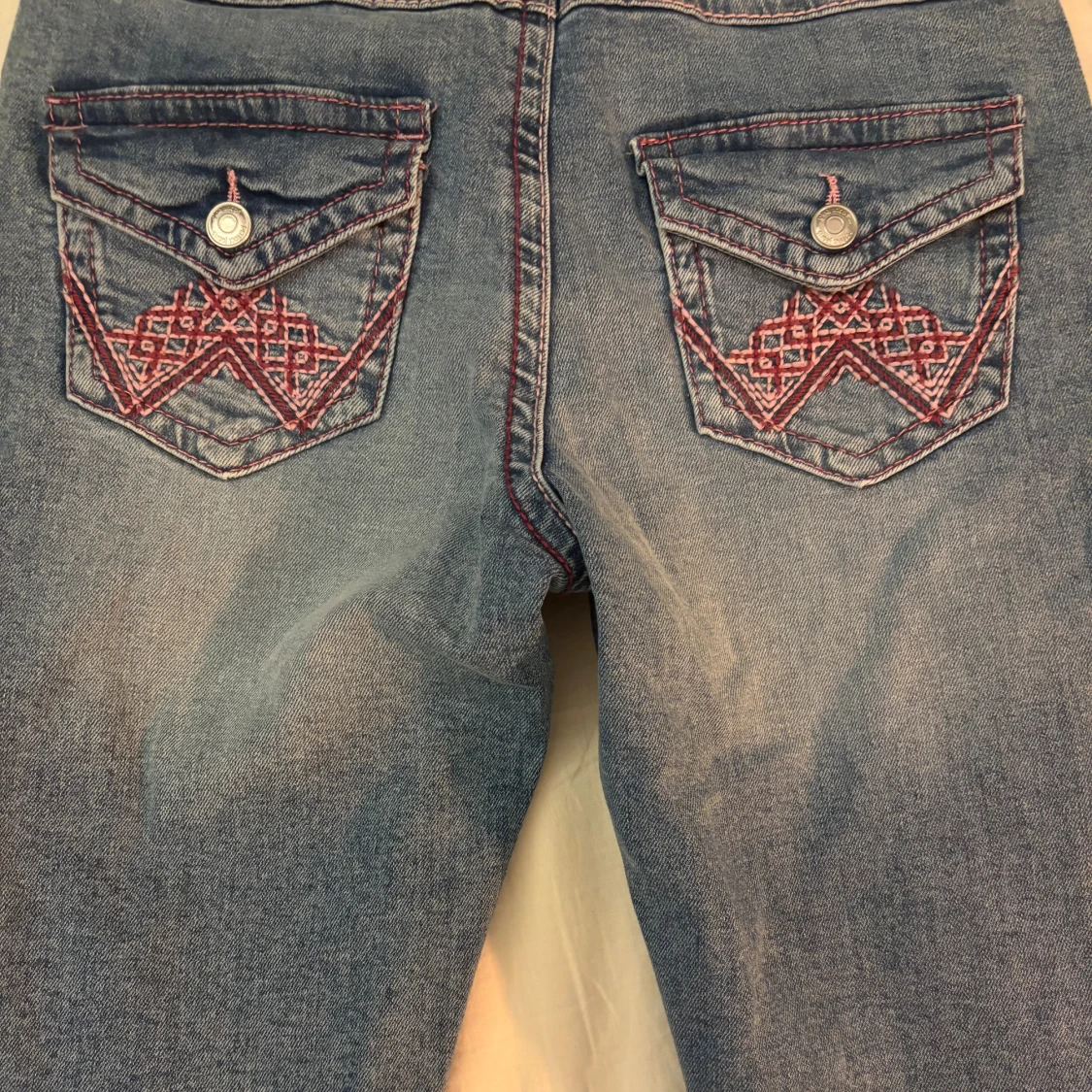 Blå bootcut jeans med Rosa sömmar samt broderade fickor - 1