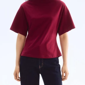 Jätte fin vinröd tröja från HM - Snygg vinröd tröja i stl S från HM! Endast använd fåtal gånger och är i väldigt bra skick! Bara att höra av sig för frågor eller bilder🩷🩷