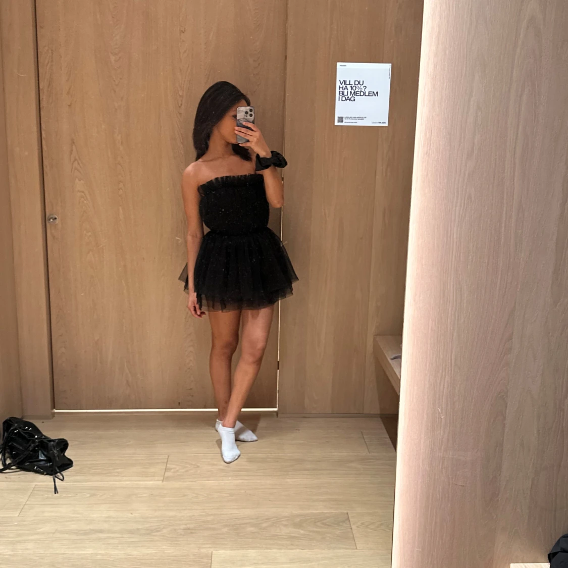 Svart axelbandslös tyllklänning - 1