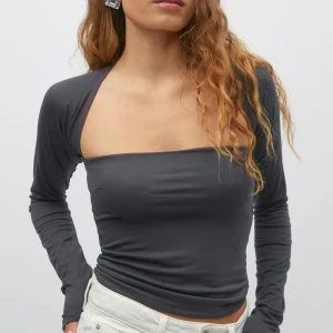 Mörkgrå top med lång ärm - Säljer en stilren mörkgrå topp med långärmad desig