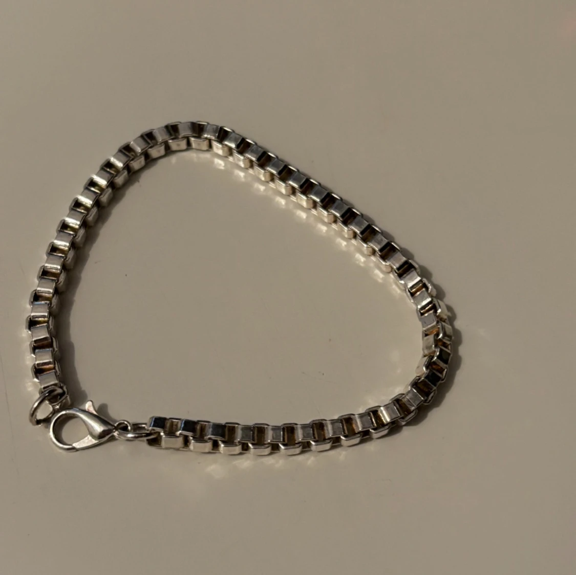 Klassiskt silverfärgat armband