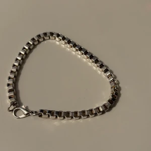 Klassiskt silverfärgat armband - Snyggt armband i silverfärg med boxlänksdesign och karbinlås. Perfekt för dig som gillar stilrena och minimalistiska smycken. Passar både till jeans och skjorta, och är lätt att matcha med andra accessoarer.