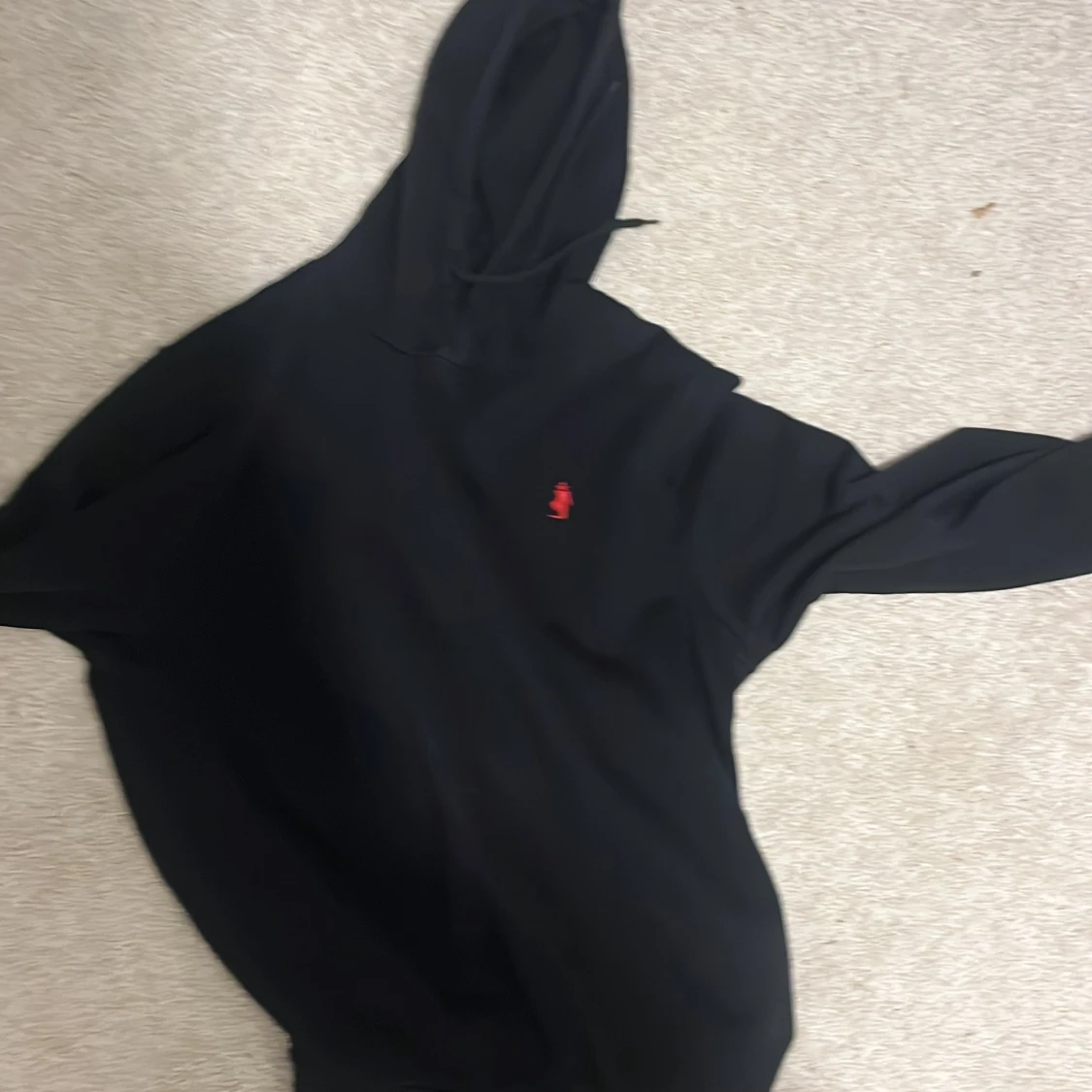 Svart hoodie från MCS med röd logga - 1