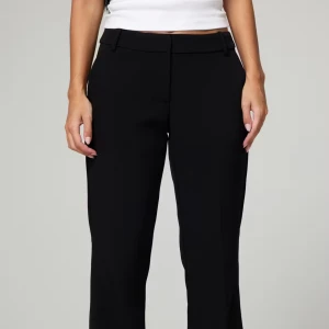 Svarta kostymbyxor med rak passform - Stilrena svarta kostymbyxor med rak passform och klassiska hällor i midjan. Byxorna har en enkel design som passar perfekt till en snygg topp eller skjorta. Materialet känns mjukt och följsamt mot kroppen.