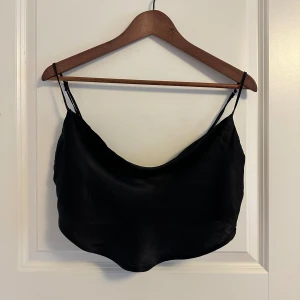 Svart satin croptopp från Bershka - Säljer en svart croptop från Bershka i glansigt satinmaterial. 🖤