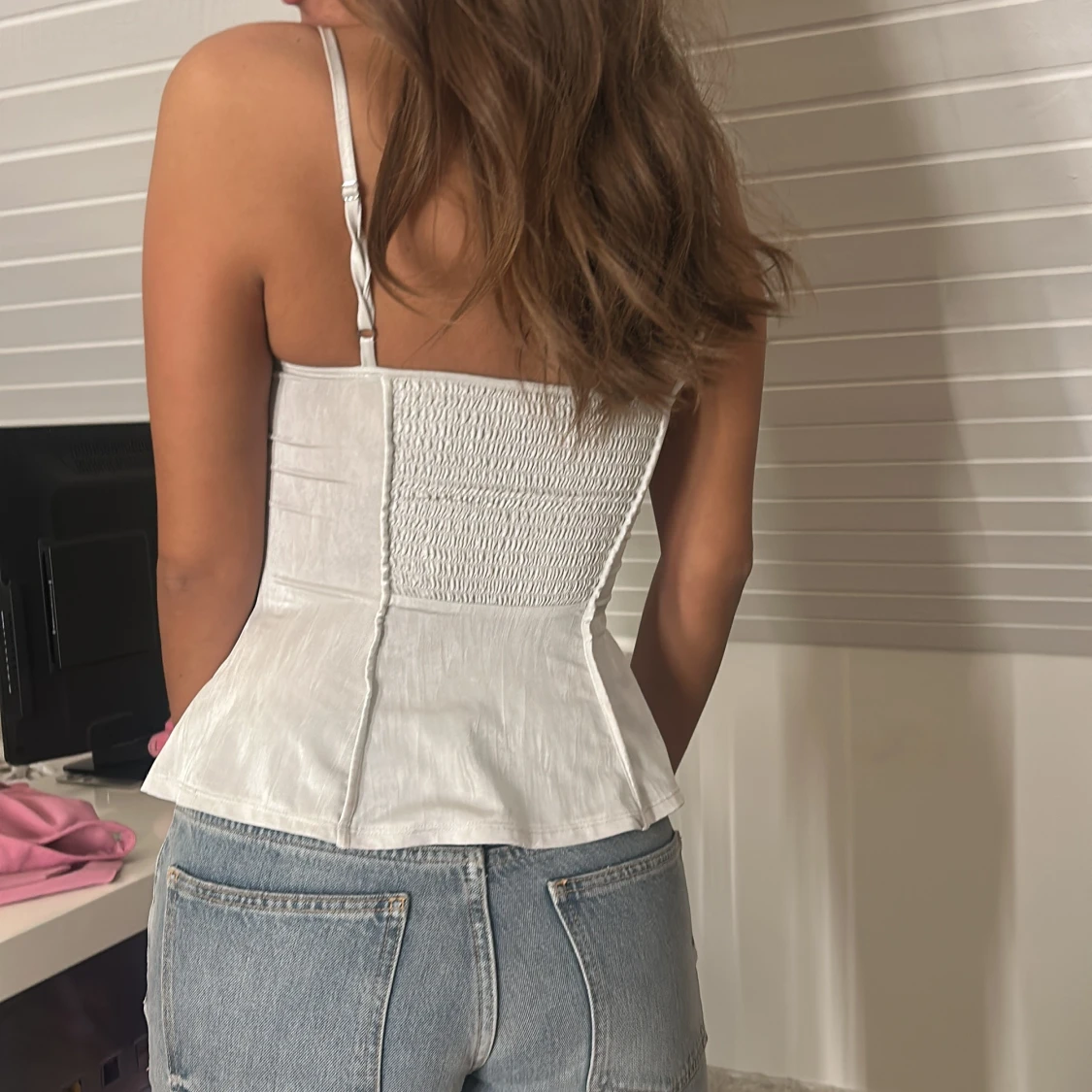 Vit korsettliknande topp med volang - 1