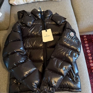 Moncler Maya size 2 (2023) - Superbra skick, inga skavanker, storlek 2 som motsvarar M/S, köpt på careofcarl, finns i Göteborg,