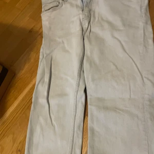 Slim fit ljusa jeansbyxor - Slim fit jeansbyxor i ljusblå denim med klassisk femficksdesign. Snyggt smal passform och raka ben, perfekta för dig som gillar en clean och modern look. Materialet är mjukt och bekvämt bomullstyg.