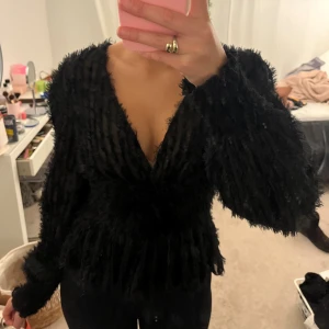 Svart fluffig blus med v-ringning - jätte snygg blus från NA-KD i storlek 36💋💋