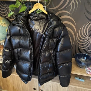 Zaras populära jacka - Det är använd väldigt lite med tyvärr så har en av fickorna ett hål som vi har försökt att laga med att sy igen det men inget som syns på utsidan. Jackan är väldigt populär och snygg så många som vill ha den.