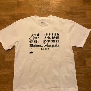 Maison margiela T-shirt - Säljer min snygga maison margiela T-shirt passar bra till allt speciellt nu till hösten o vintern, materialet är extremt skönt