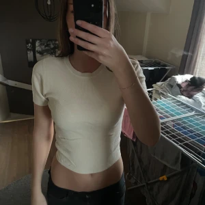 Ribbad vit croppad topp Gina Tricot - Säljer en vit ribbad croppad topp från Gina Tricot i storlek XS. 