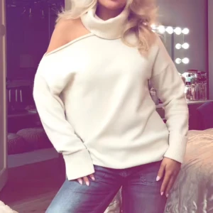 Offshoulder polotröja i krämvit - Trendig krämvit polotröja med off shoulder detalj!!!! Jättefin!!!💓💓