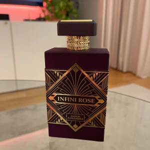 Maison Alhambra Infini Rose  - Säljer denna fina rosdoft då jag har en annan som är snarlik denna och inte behöver två. Det är en superfin feminin doft. Se noterna på bild nr två. Mängden kvar är i nivåer av den övre delen på etiketten. 