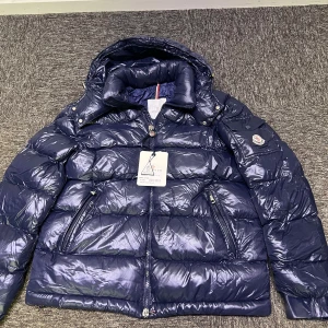 Moncler pufferjacket  - Snygg mörkblå dunjacka i storlek M- 4.  Helt ny med både QR-kod och tagg kvar. Varm, lätt och riktigt stilren – perfekt för vintern. Först till kvarn. Priset kan diskuteras vid snabb affär, skriv vid intresse.