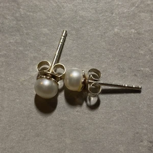 Pärlörhängen  - Fina pärlörhängen i äkta silver. Såå gulliga🤍🤍 Aldrig använda 