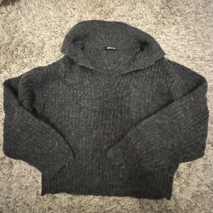 stickad tröja - en stickad tröja från GinaTricot. den är sparsamt använd och är som ny! har en vikbar krage 💓