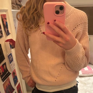 Ljusrosa stickad tröja från H&M - Superfin ljusrosa stickad tröja från H&M med snygga håldetaljer längs axlar och framstycke. Tröjan har långärmad modell, ribbade muddar och en lite högre rund hals. Perfekt för dig som gillar mjuka och mysiga plagg med enkel stil. Passar till många tillfällen och perfekt till skolan. Kontakta mig om du har frågor 💓💓