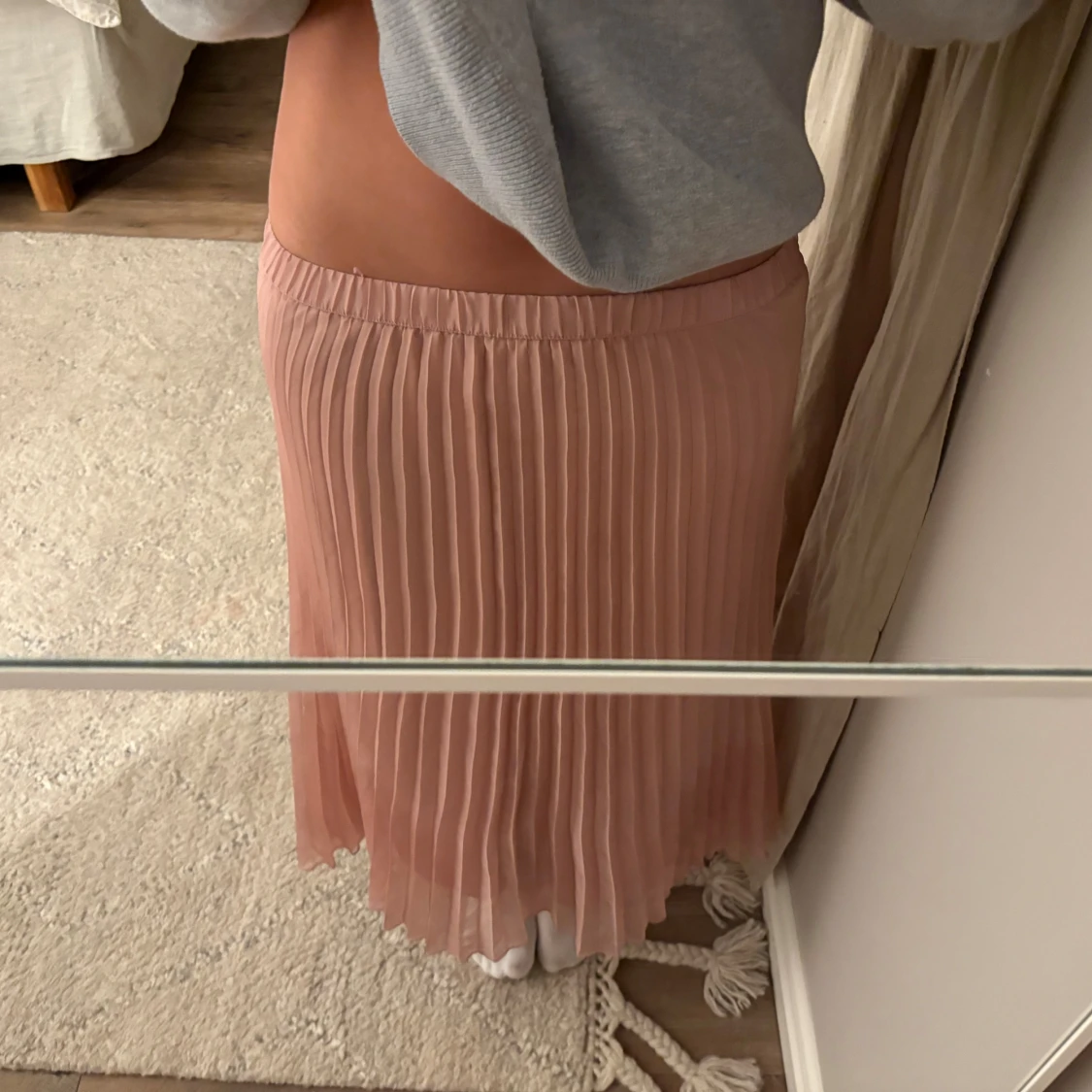 Plisserad ljusrosa långkjol