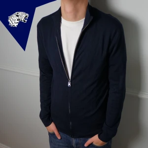 STICKAD ZIP TRÖJA  - Stilren stickad zip tröja | Skick: 8.5/10 | Strl: M | Modellen är 182 cm | Hör av dig vid intresse eller om du undrar någonting! 