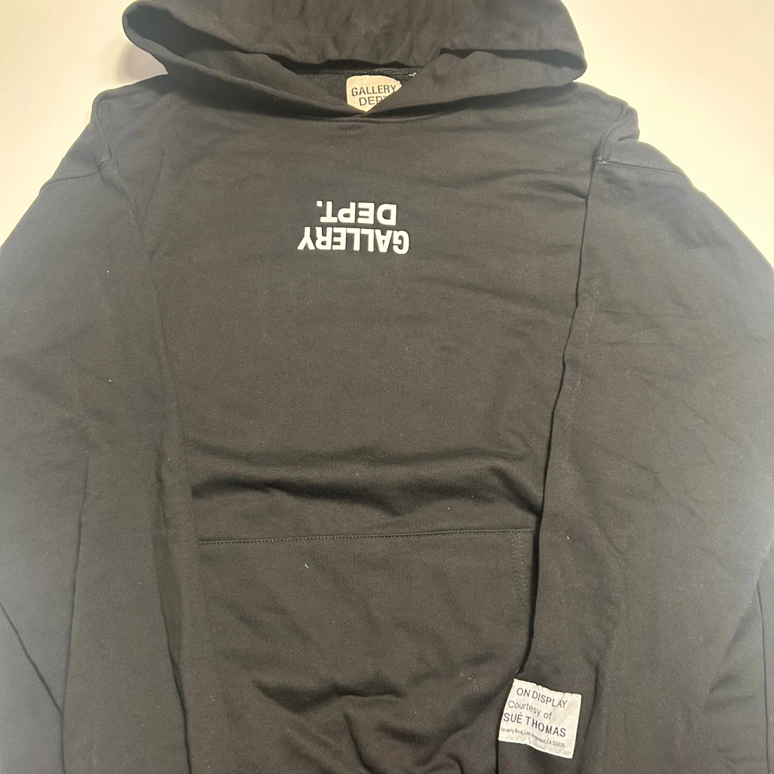 Svart hoodie från Gallery Dept