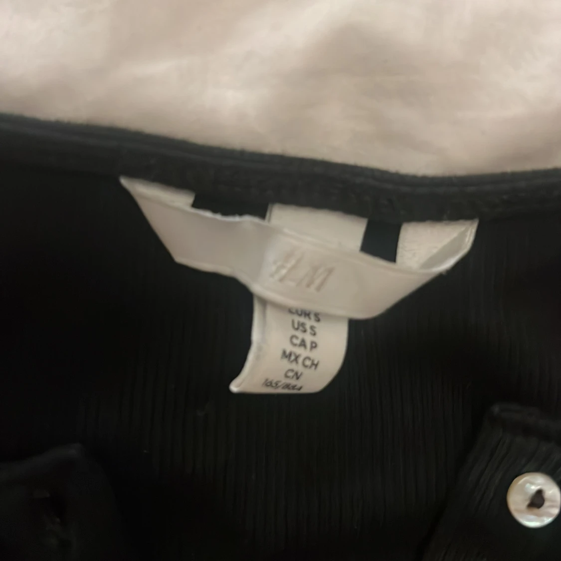 Svart ribbad topp från H&M med knappar 2000s elena gilbert - 1