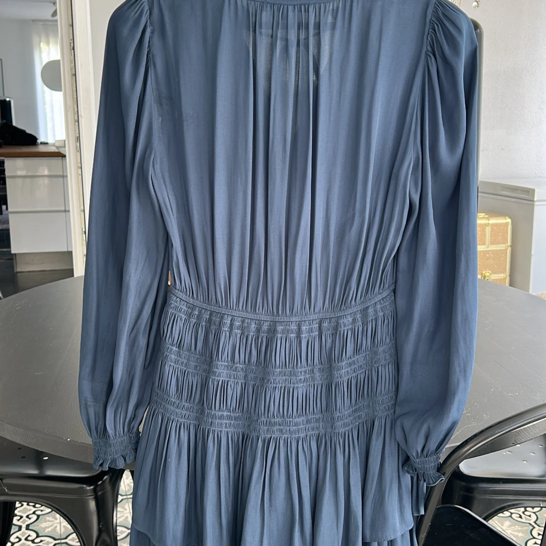 Marinblå volangklänning från Maje - 1