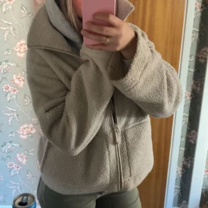 Beige teddyjacka H&M -  Den populära beiga teddyjackan från H&M, 2024s kollektion!! 🩷🩷 Andvänd flitigt men i bra skick. 