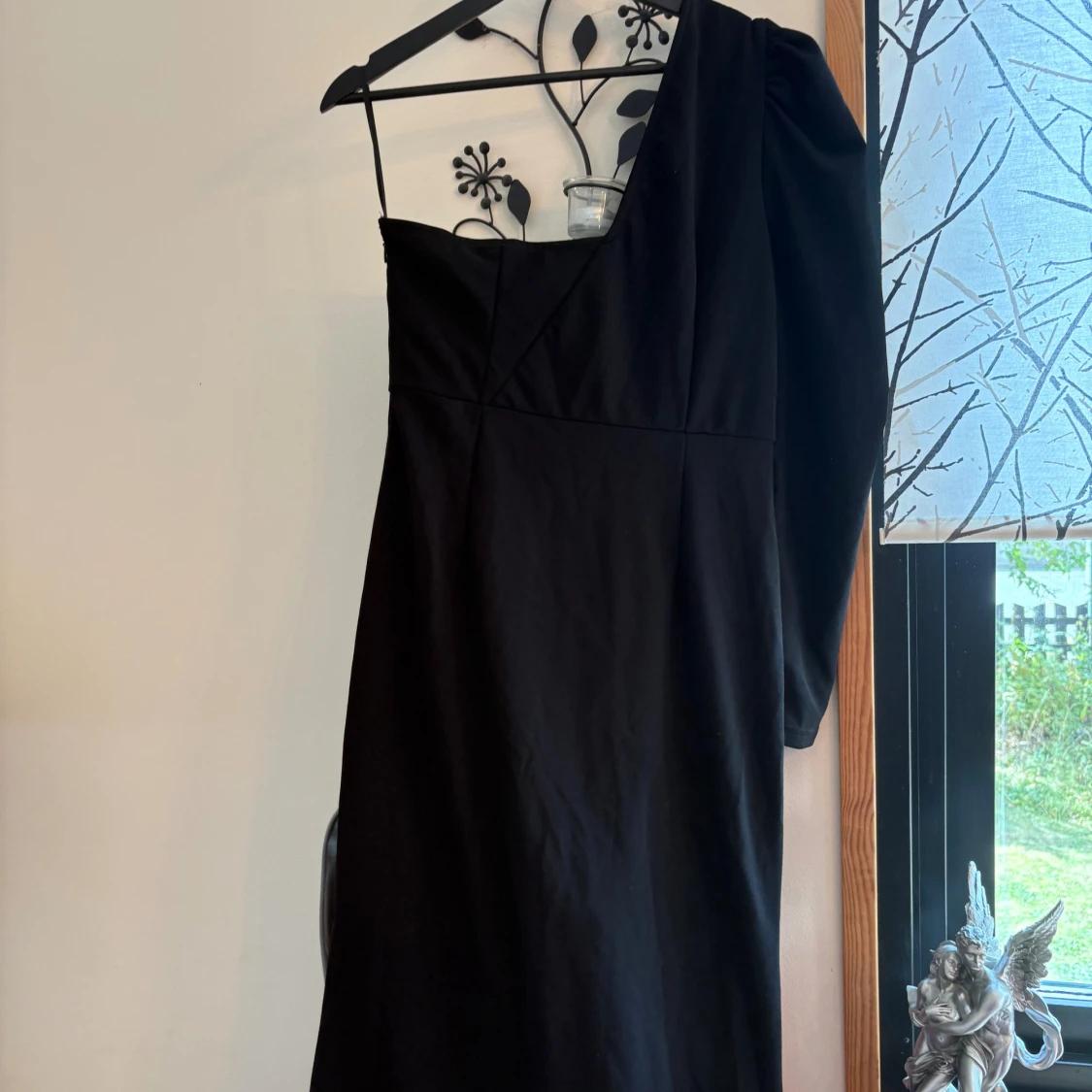 Svart oneshoulder långklänning