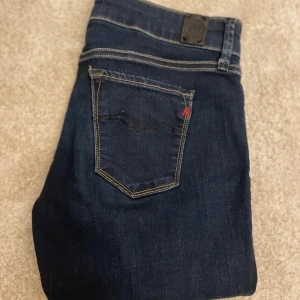 Replay jeans - Säljer dessa riktigt snygga Replay jeans. Jeansen är i mycket bra skick! Storleken är 29 32! Hör av er ifall ni har några frågor! 🙌