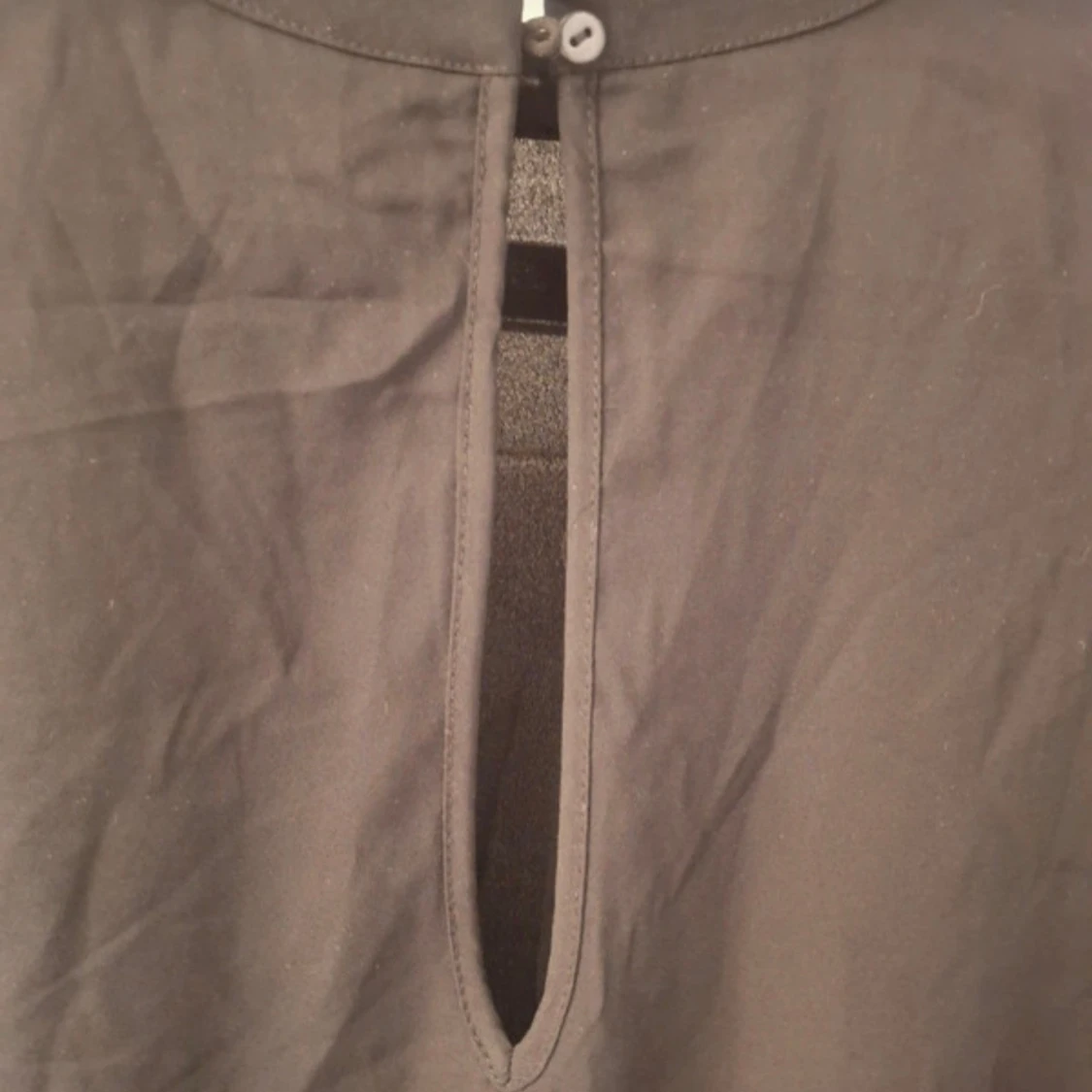 Svart blus med smock och volang - 4