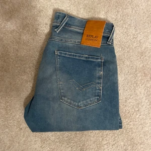 Replay Anbass jeans - Säljer dessa riktigt snygga blåa Replay Anbass jeans i mycket bra skick! Storleken är 30 34! Passformen är slimfit! Hör av er ifall ni har några frågor! 🙌⚜️