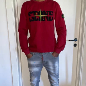 Stone Island tröja  strl S  - Röd stone Island tröja. Helt ny. Fin replika med grym kvalitet. Modellen är  175cm väger 67 kg,Bär S i bilden. Pris: 799kr. Först till kvarn. Skickas direkt inom 24h