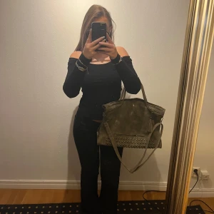 Svart off-shoulder topp - Snygg svart offshoulder topp med lång ärm. Perfekt för en stilren och trendig look. Toppen har en tight passform som framhäver figuren. Skriv vid frågor💗