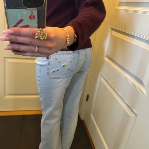 Ljusblå jeans  - Säljer ett par ljusblå jeans med coola detaljer. Säljer då dom tyvärr inte kommer till användning längre. Hör av er vid eventuella frågor!🥰