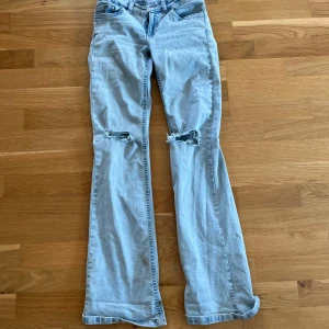 Ljusblå bootcut jeans med slitningar - Säljer dessa jättefina jeans då de inte passade 💕💕                                                                                          Obs! det är lite smutsiga längst ner , kan behöva special tvätt för att få bort :)