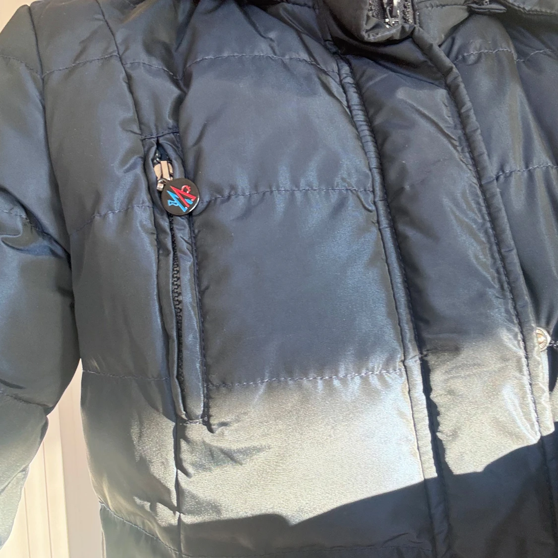 Mörkblå lång dunjacka från Moncler - 1