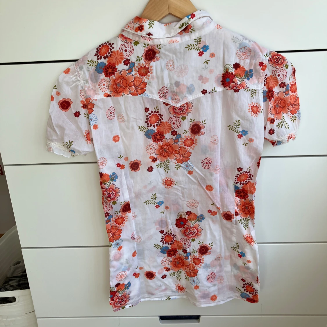 Vit blommig skjorta med kort ärm - 2