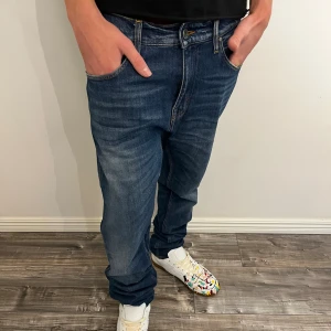 Blå jeans Tiger of Sweden 31/34 looseu fit - Modell:178 cm och väger 67 kg Skick:9,5/ 10