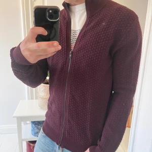 John Henric full zip M - John Henric full zip M, riktigt najs material och kön passform! Modellen är 180,75 kg! ✌️